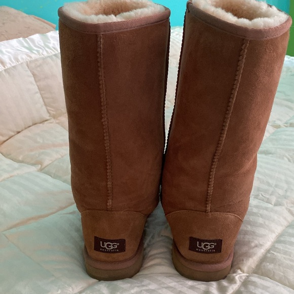 EUC UGG SUEDE/SHERPA BOOTS - Picture 2 of 4